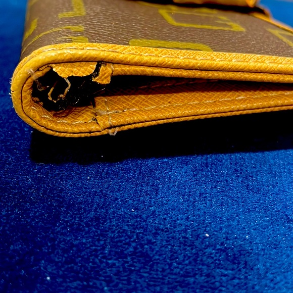 Guess Wallet - Picture 4 of 4